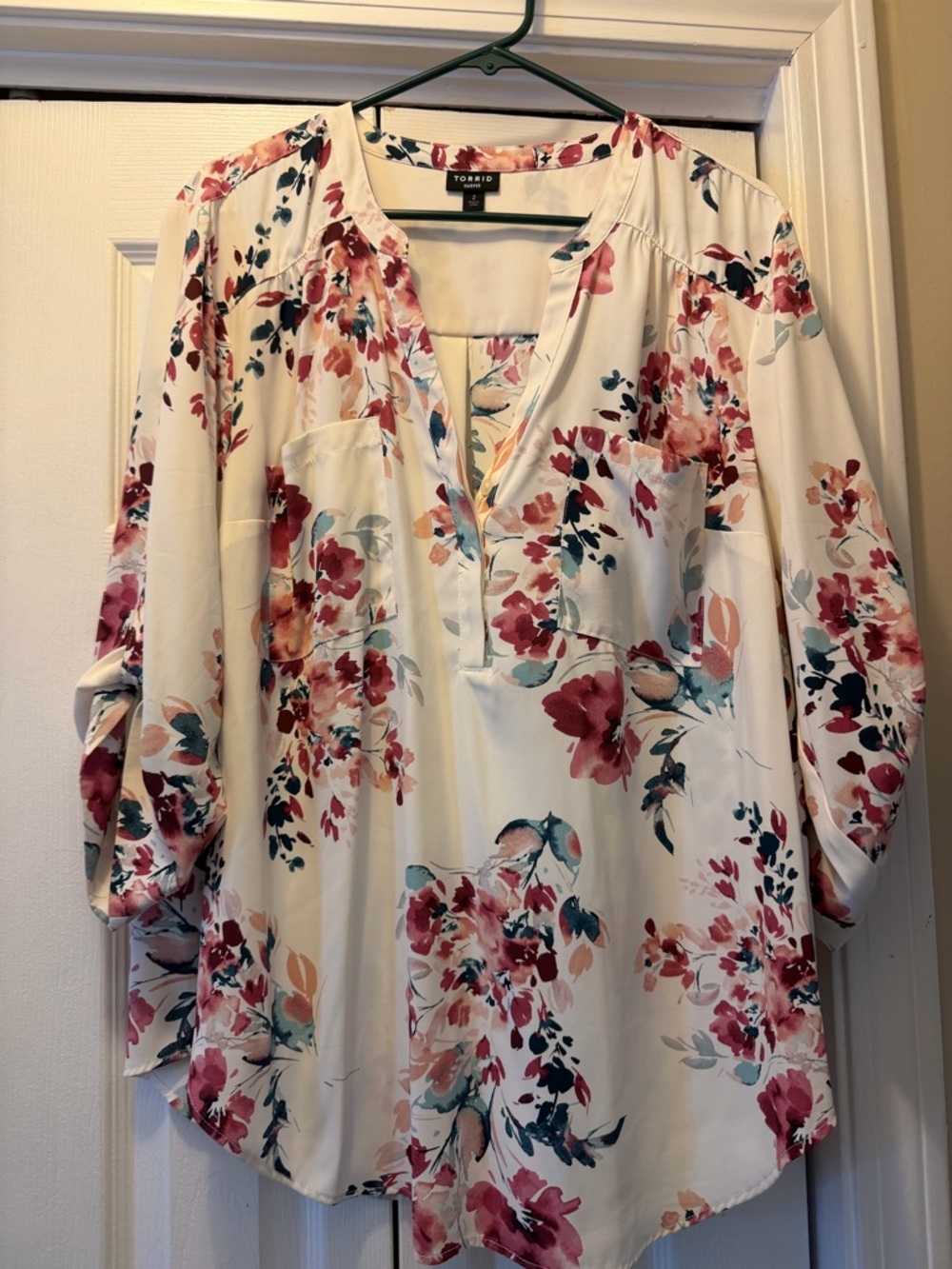 Torrid Size 2 Cream Floral Split V-Neck Tunic with Pink & Teal Accents